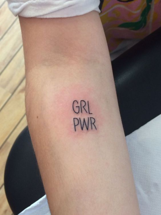 Girl power, el tatuaje por excelencia de las chicas valientes. ¿Qué te parece?