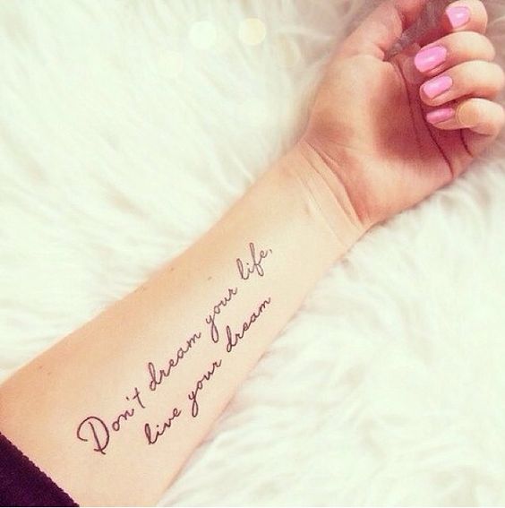 Para las soñadoras empedernidas que no dejan de buscar su lugar y hacer realidad sus sueños.