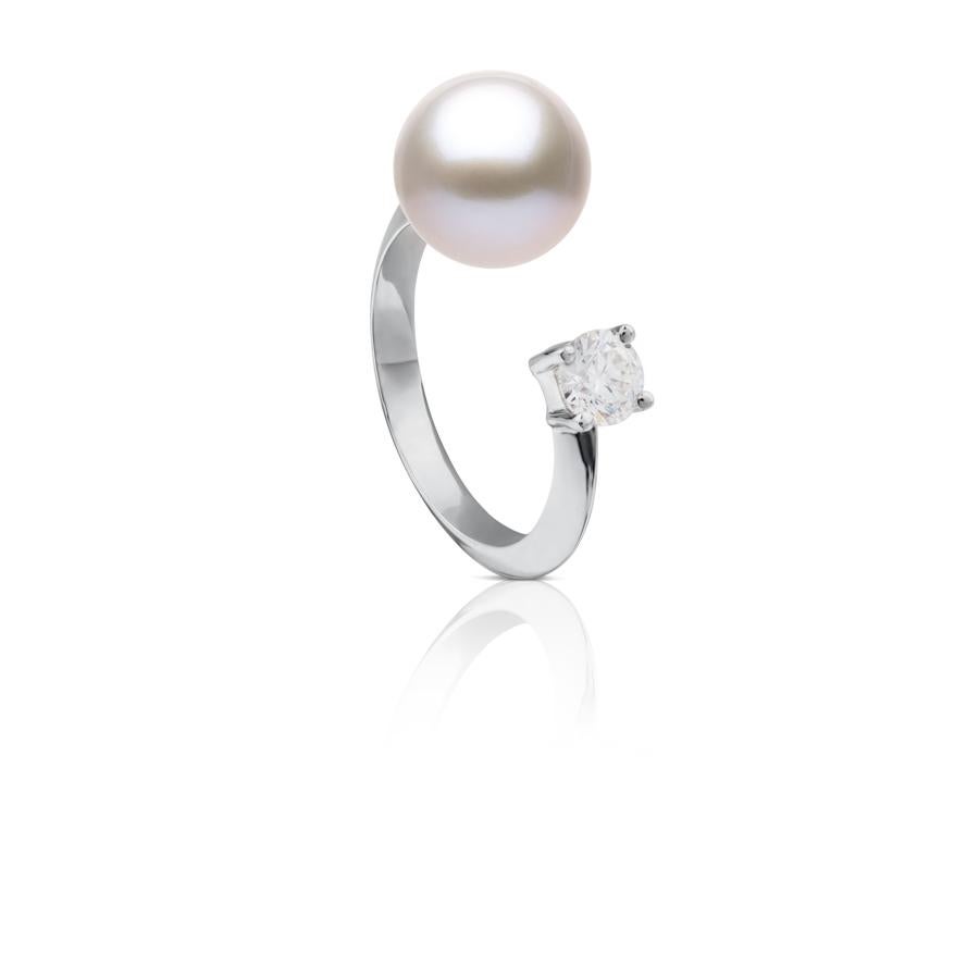 Sortija en oro blanco de 18kt, diamante 0,40 qt y perla