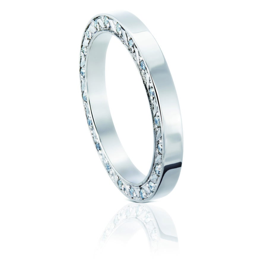 Para marcar la diferencia, una alianza de oro blanco de 18kt y diamantes 0,20 qt