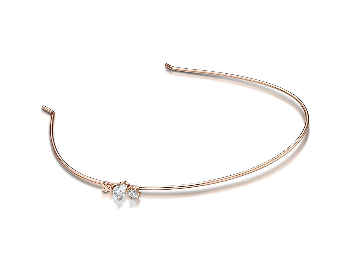 Para las novias más románticas, una diadema en plata de primera ley vermeil rosé con topacio blanco talla pera.