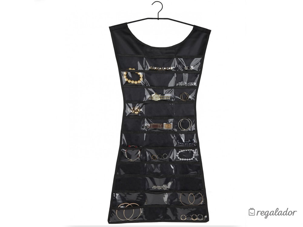 Para todas esas pulseras, colgantes y pendientes que le has regalado durante estos años, este vestido organizador de joyas va a ser el regalo perfecto este año. Aunque despídete de tomar prestada alguna joya, porque esta vez mamá lo guardará todo muy bien y lo tendrá controlado. 12€