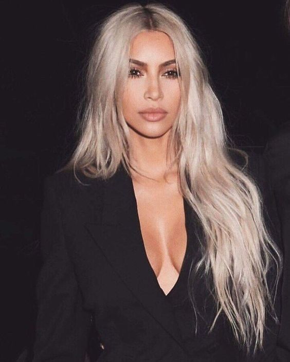 El gran truco profesional a la hora de dar más pelo al pelo es utilizar las extensiones. De hecho, han pasado de ser un secreto escondido en la maleta de los peluqueros a usarse con total normalidad en el día a día: Kim Kardashian es la verdadera reina. Problema: si tienes el pelo fino y frágil, no conviene abusar de ellas porque significan una presión extra para nuestro pelo. Pero para ocasiones especiales, son lo mejor: melena nueva en unos minutos. Otro truco habitual de los profesionales, esta vez para recogidos, es rellenar con spray de color aquellas zonas donde venga bien la impresión de más densidad, como las sienes. Por descontado, el champú en seco: aporta una textura inmediata y nos permite ahorrarnos un lavado y un secado.