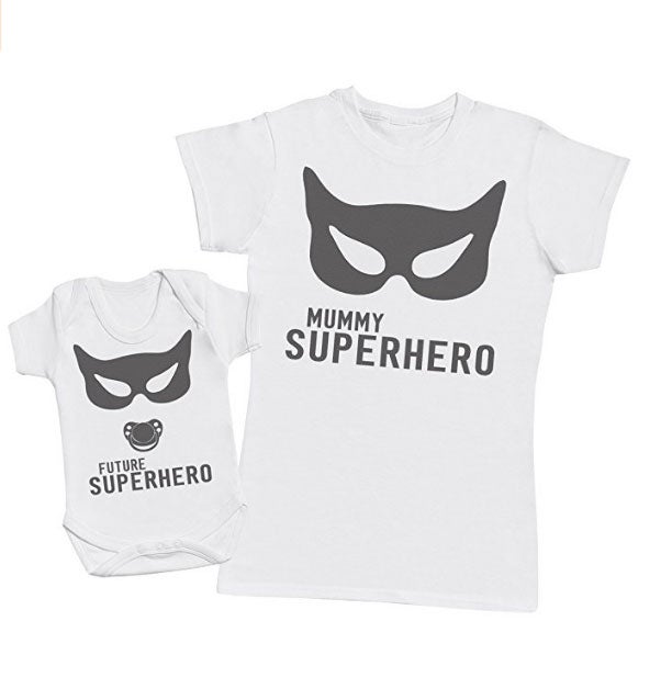 Madre y bebé a la moda con este conjunto de camiseta y body perfecto para el Día de la Madre. (Amazon, 19,99 euros).