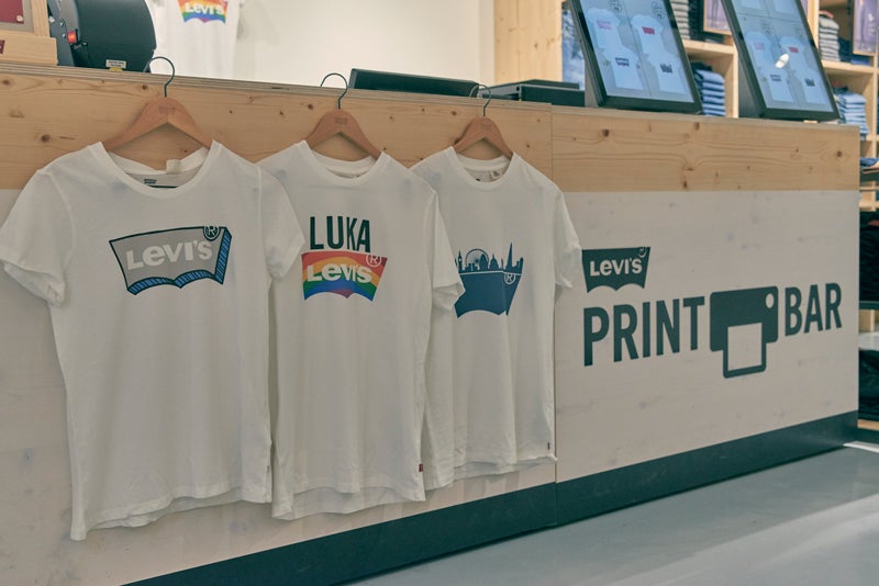Levis te da una oportunidad exclusiva para que mamá sea la más moderna de todas. Personaliza su camiseta como más le guste, con colores o nombres... ¿Y sabes qué? ¡También los vaqueros!