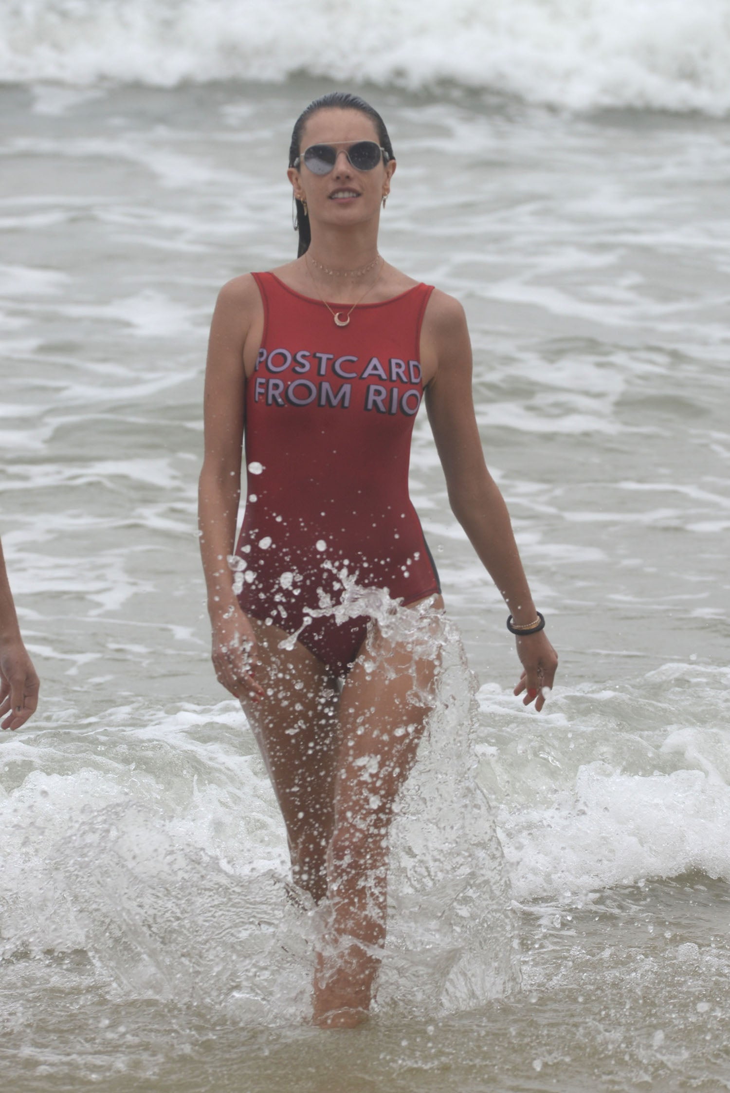 Alessandra Ambrosio tiene su propia colección de bañadores y bikinis, entre los que abundan los modelos con tanga, como brasileña que es. Eso sí, esta primavera ha lucido palmito por las playas de Brasil con un bañador de lo más recatado que apenas tiene escote.