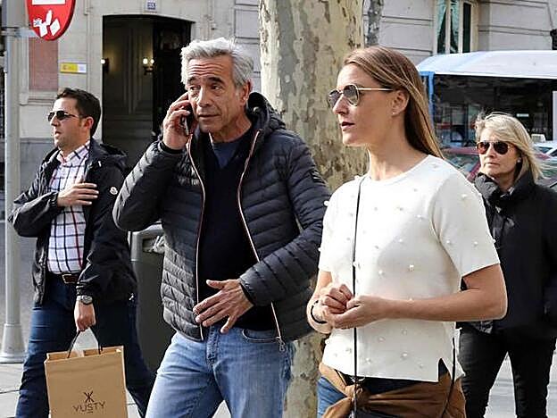 Imanol Arias e Irene Meritxell en sus primeras imágenes tras conocerse que se han casado.