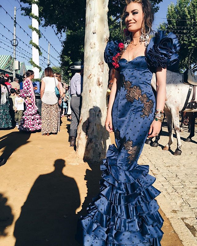 Transparencias, mucho volante, lunares y cuerpo encorsetado... A Madame de Rosa no le faltó detalle en su look Feria de abril