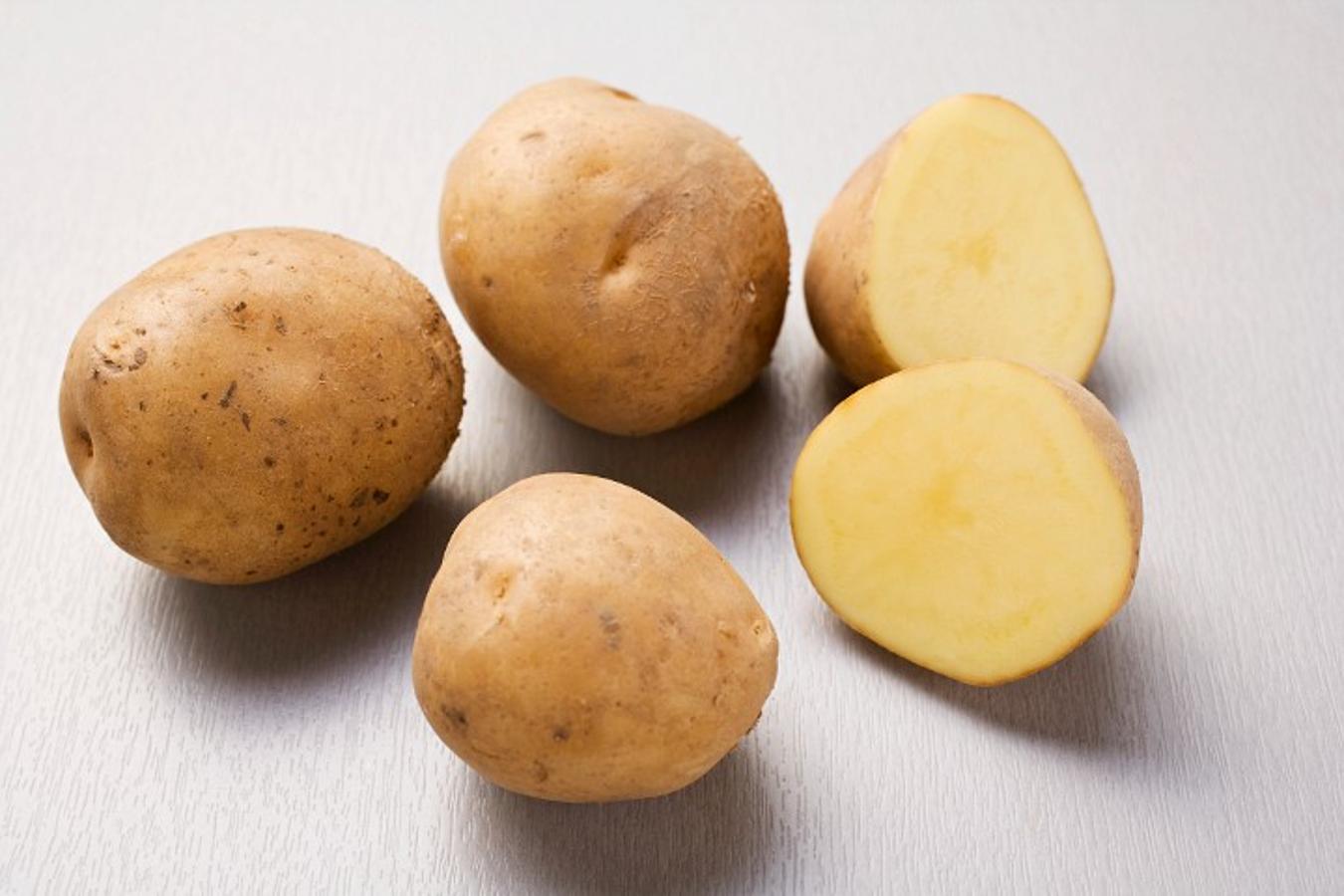 Las patatas cocidas satisfacen más que el arroz, el plátano o el pan. Horneadas también es una forma saludable de ingerirlas sin añadir demasiadas calorías al cuerpo. Hay que intentar evitar el aceite y si se utiliza que sea solo una gota de aceite de oliva.