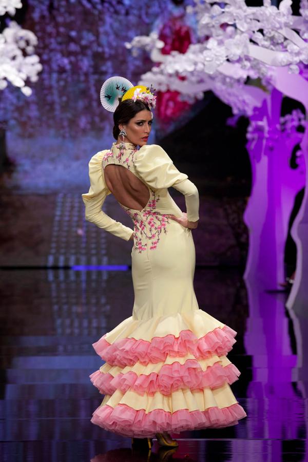 La diseñadora sevillana juega con los escotes y colores en sus propuestas para las flamencas más atrevidas