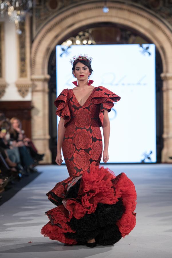 Tanto en el baño del vestido como en los hombros, desde la firma Rosa Pedroche proponen que los volantes sean en clave XXL