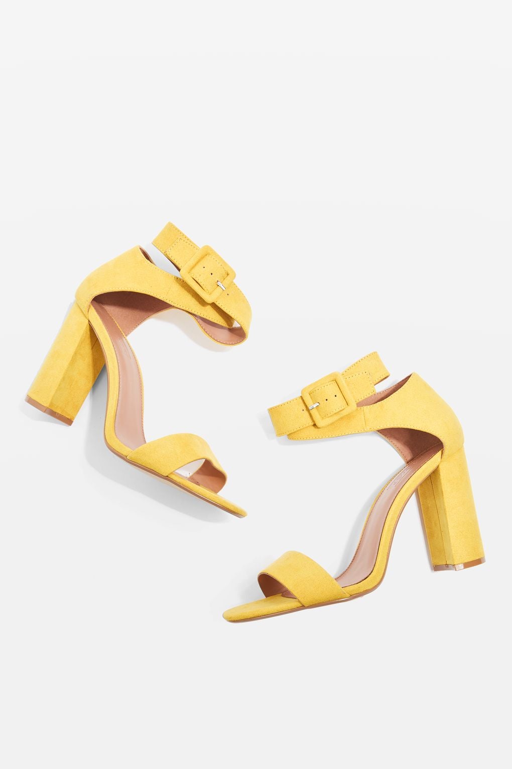 El color amarillo, el color de la temporada. Preciosas sandalias de Topshop Wide Fit Sinitta por 44 euros.