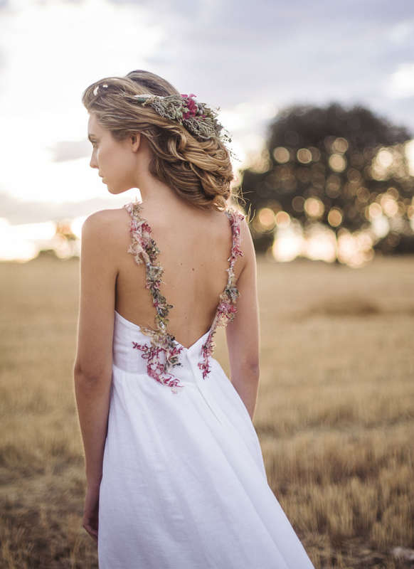 Aires boho chic, toques románticos, combinados con coronas de flores o trenzas para el pelo y mucha naturalidad. ¡ Hay multitud de ideas para crear un total look con mucho gusto !
