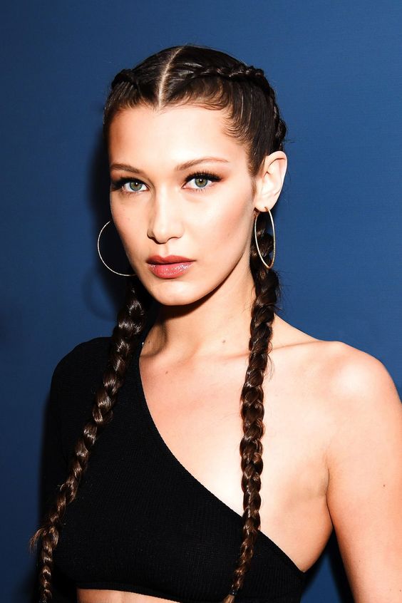 Esta versión es un poco 2015, pero sigue funcionando en los contextos veraniegos y con los 'looks' más urbanos. Queda espectacular no tanto en veinteañeras con chándal (previsible) como en cuarentañeras con tacón a lo Kardashian (subidón).