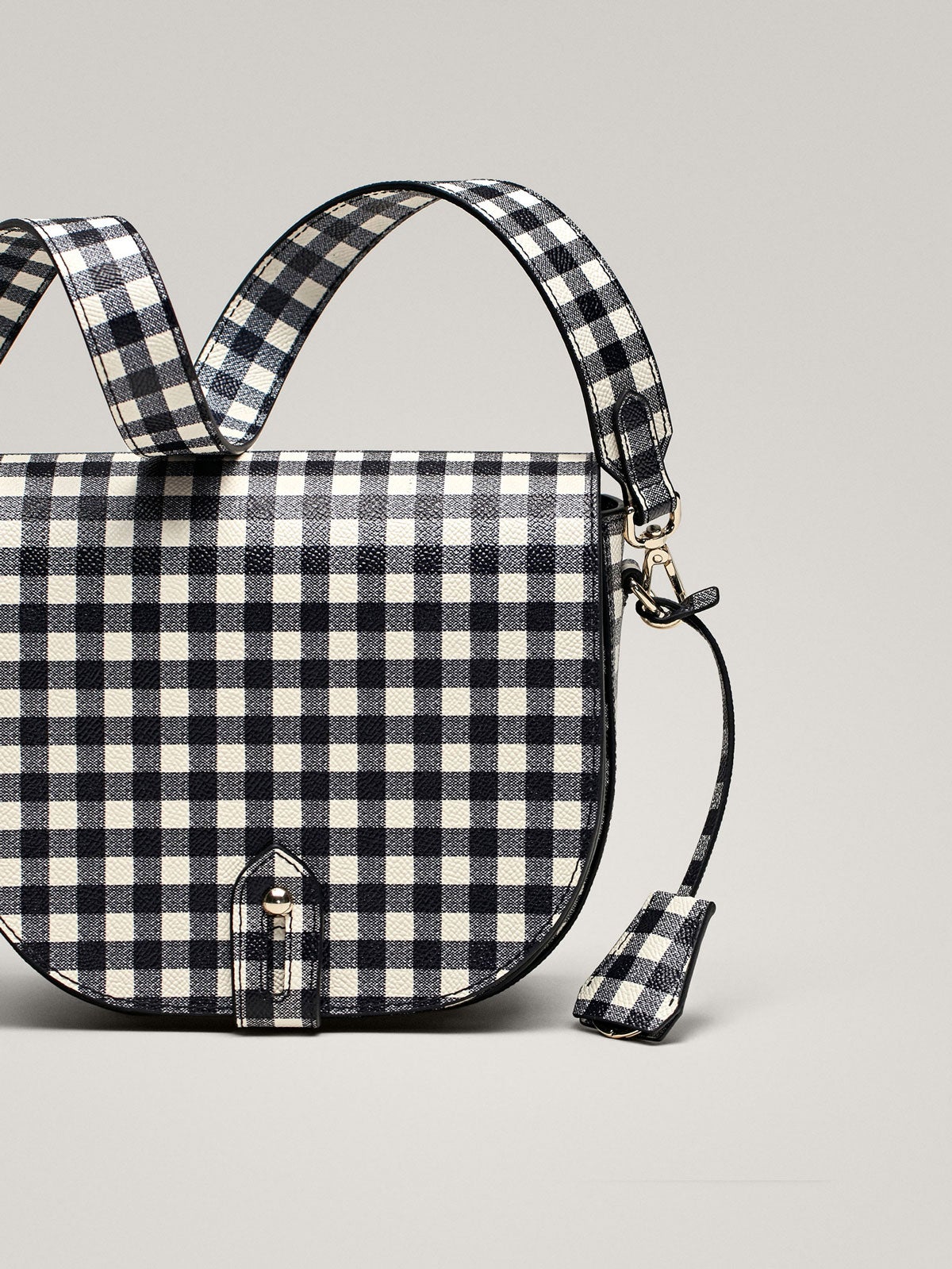 Bolso bandolera cuadros vichy de Massimo Dutti. (99,95 euros)