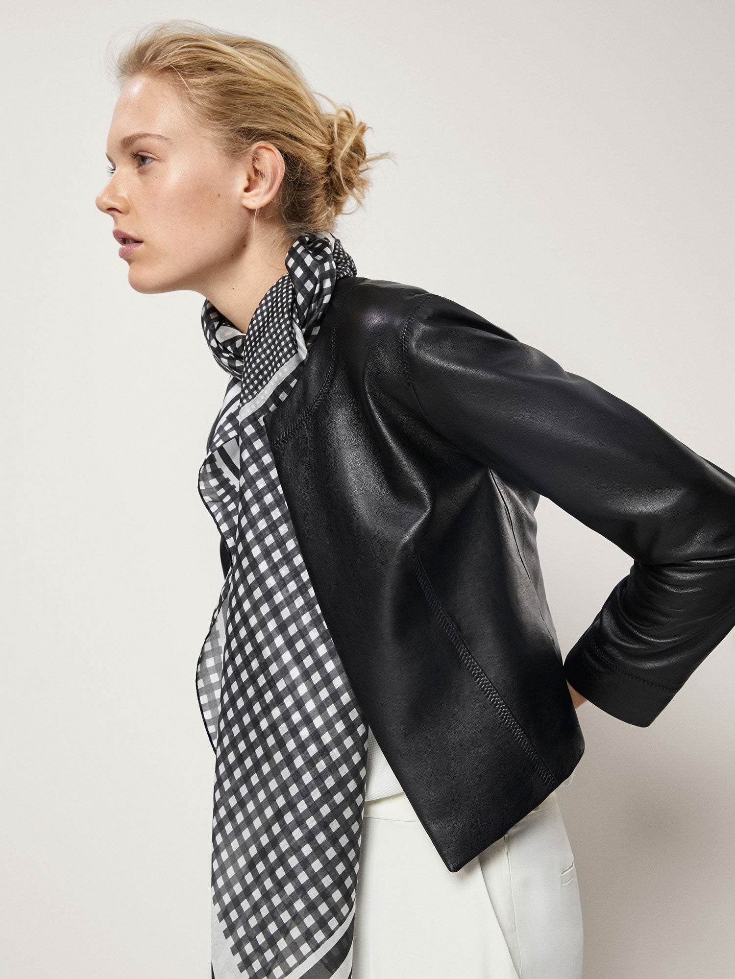 Pañuelo para el cuello cuadros vichy. (39,95 euros).