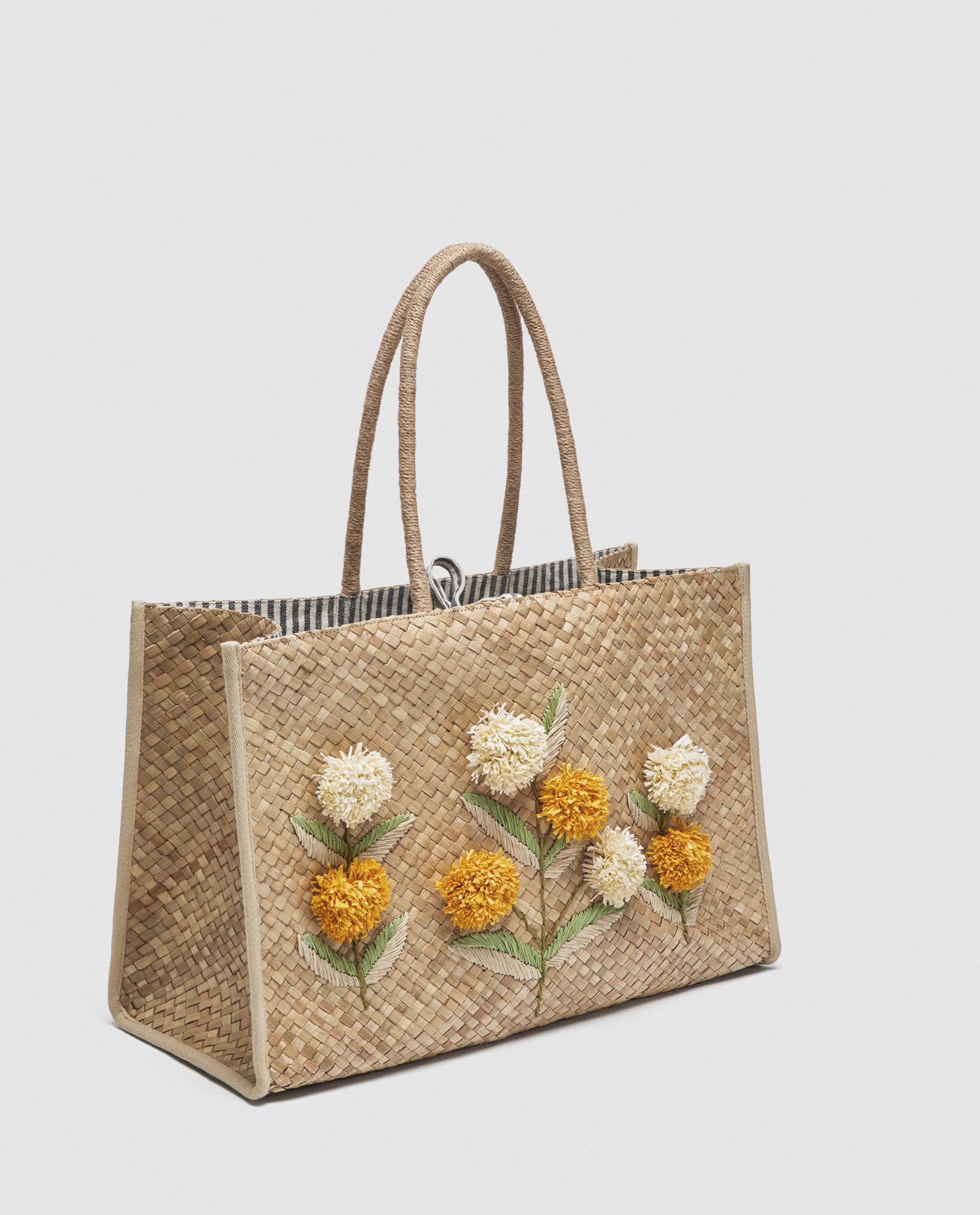 Shopper flowers primaveral de Zara. (39,99 euros)