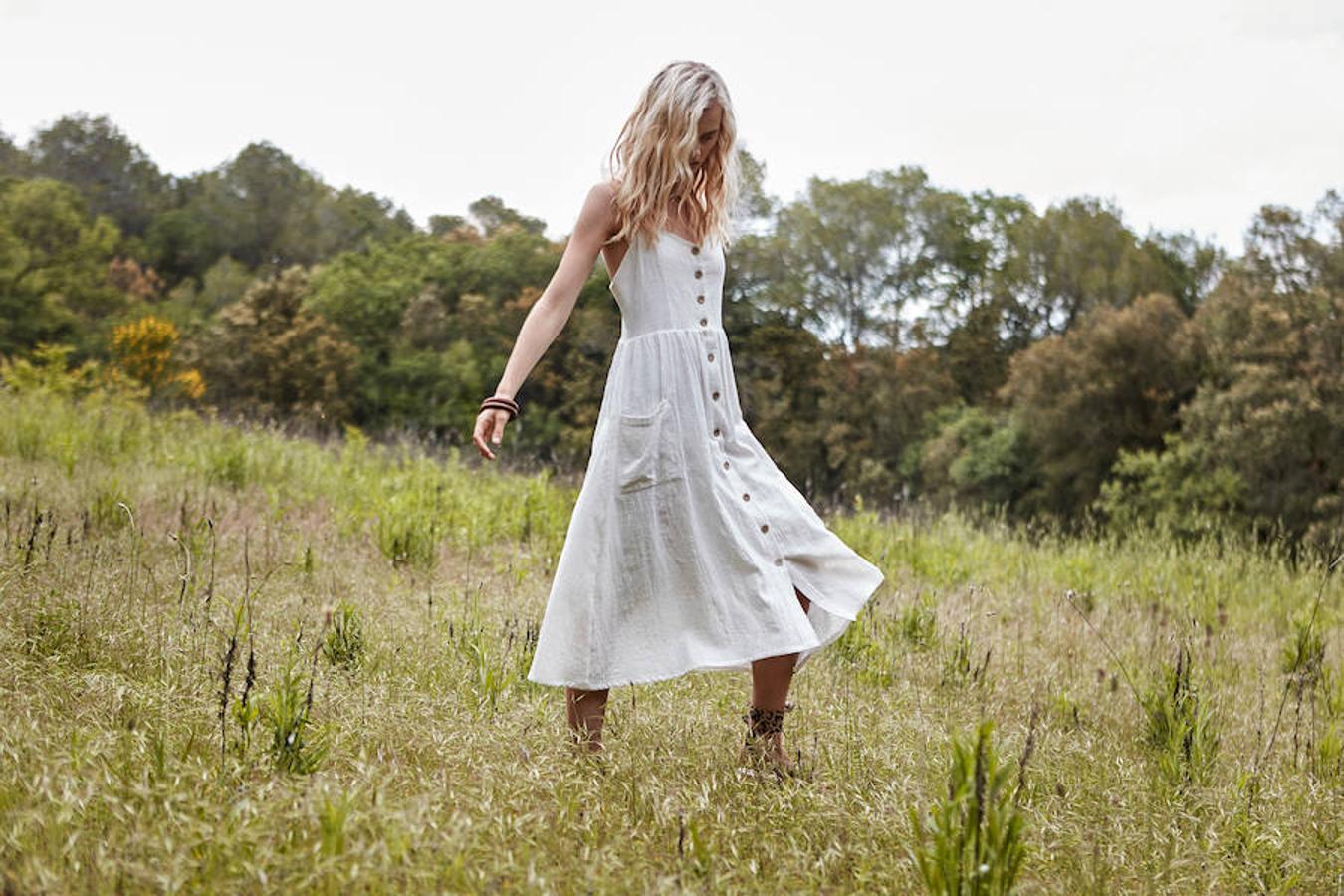 Este es el vestido que todas las marcas han lanzado este verano , y Stradivarius no iba a ser menos... ¡Y este modelo en blanco nos encanta! Cuesta 29.99 euros, y combinado con esas sandalias 'lace up' con estampado de leopardo (35.99 euros) queda ideal.