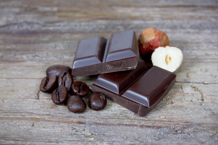 El chocolate negro aporta 540 kcal. por cada 100gr . Su contenido en diversas vitaminas y proteínas hace que sea un buen complemento en dietas hipocalóricas en momentos de “debilidad”, eso sí, en pequeñas porciones. Además, hay estudios que afirman que es beneficioso para la salud del corazón y ayuda a activar el metabolismo.