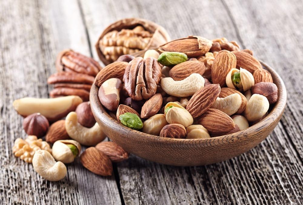 Unos 100gr. de frutos secos aportan unas 600kcal, pero también omega3, fibra, proteínas, vitamina E y selenio. Por ello, es  recomendable tomar un pequeño puñado, 6-8 nueces o almendras, a media mañana  o para merendar para aprovechar todos sus beneficios sin excederse con las calorías. Además, las personas que consumen frutos secos regularmente en su dieta tienen menos riesgos de desarrollar enfermedades cardiovasculares y coronarias, según un informe presentado en Journal of the American College of Cardiology, una de las principales revistas de Cardiología.