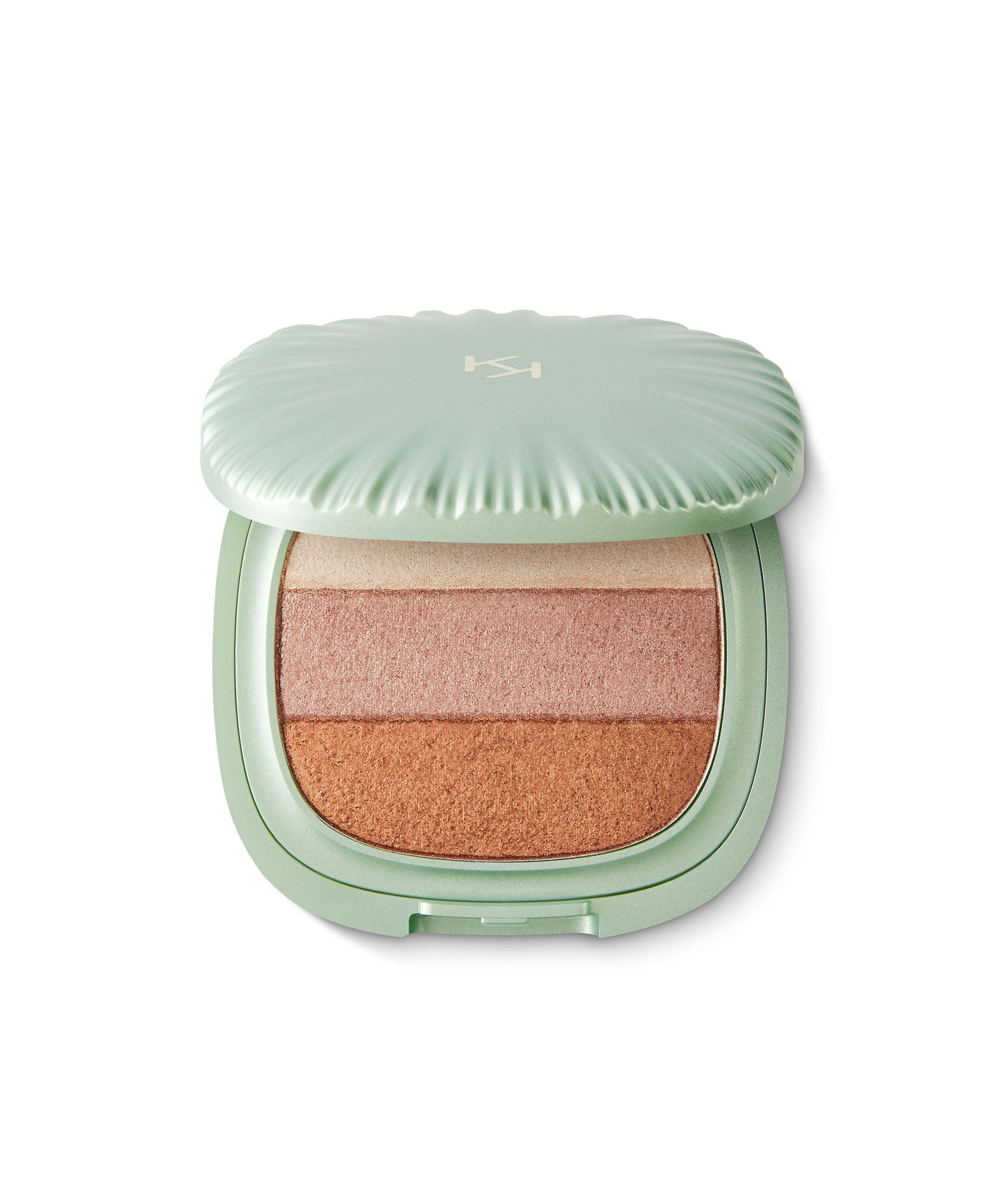 Su textura agradable y ligera, enriquecida con perlas iluminadoras, proporciona una luminosidad única.  Con tres tonos para aportar luminosidad a los rasgos del rostro. (12,95€)