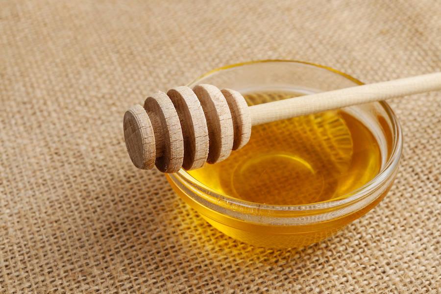 Miel. Este endulzante natural aporta 320 kcal. por cada 100gr. Aunque su índice glucémico es inferior al del azúcar, hay que considerar el elevado aporte energético que conlleva para nuestro organismo. De hecho, algunos informes señalan que ayuda a activar el cerebro y a combatir la demencia. Al ser un alimento muy dulce hará que consumamos menos calorías, ya que con una pequeña cantidad será más que suficiente.