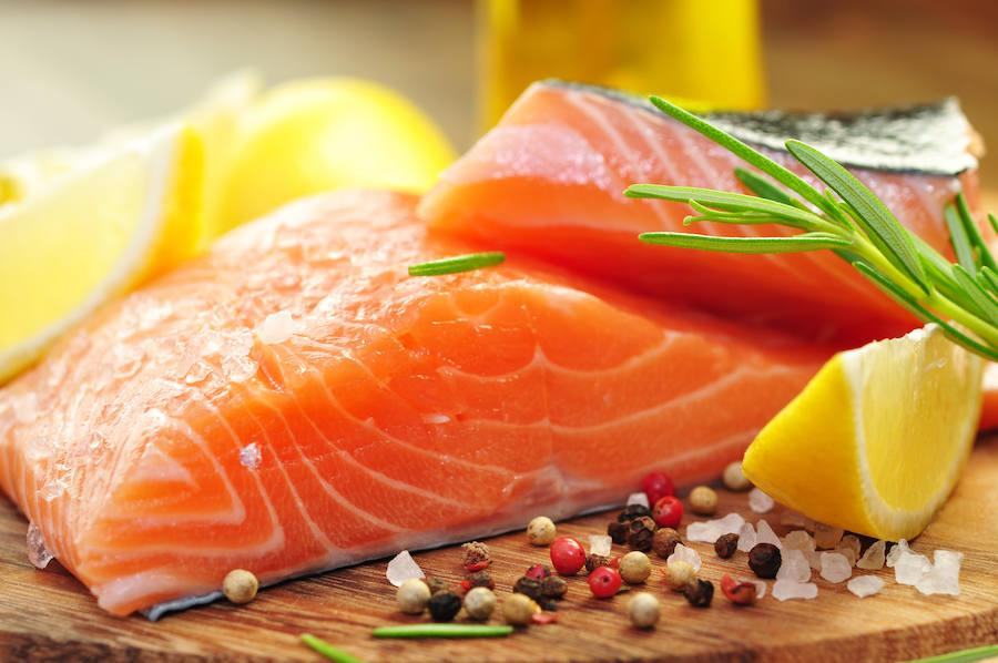 El salmón tiene unas 200 kcal por cada 100 gramos . Es un pescado azul rico en ácidos grasos omega-3, tan beneficiosos para nuestro cuerpo como escasos en nuestra dieta. Es una rica fuente de proteínas de alta calidad y fácilmente digeribles que contienen todos los aminoácidos esenciales. Contiene abundante vitamina D, un mineral poco común, además de vitaminas B6 y B12, que ayudan a mejorar la memoria y protegen al sistema nervioso de su deterioro por la edad. Así como niacina y riboflavina. También tiene selenio, un componente que ayuda a reducir la toxicidad del mercurio y tiene propiedades antioxidantes.