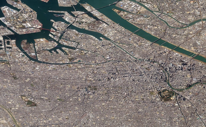 Aproximadamente el 70 por ciento de Japón es montañoso, volcánico o ambos, por lo que los terrenos planos están bien utilizados. En Osaka, la segunda ciudad más grande de Japón, se aprecian grupos de rascacielos que se elevan entre el castillo de Osaka y el río Yodo, y una gran cantidad de instalaciones industriales y de puertos en la costa de la bahía