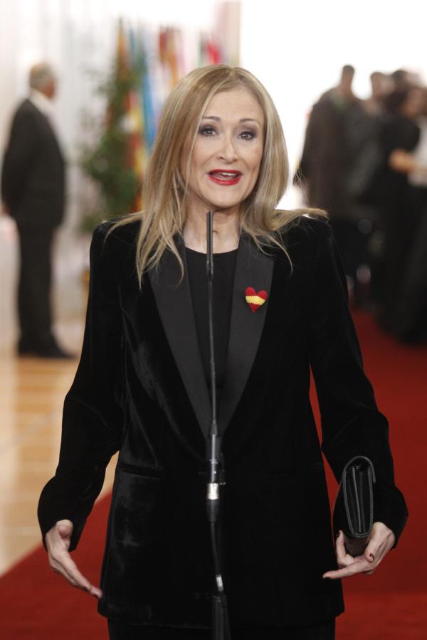 Todas necesitamos una chaqueta esmoquin, y Cristina Cifuentes lo sabe.