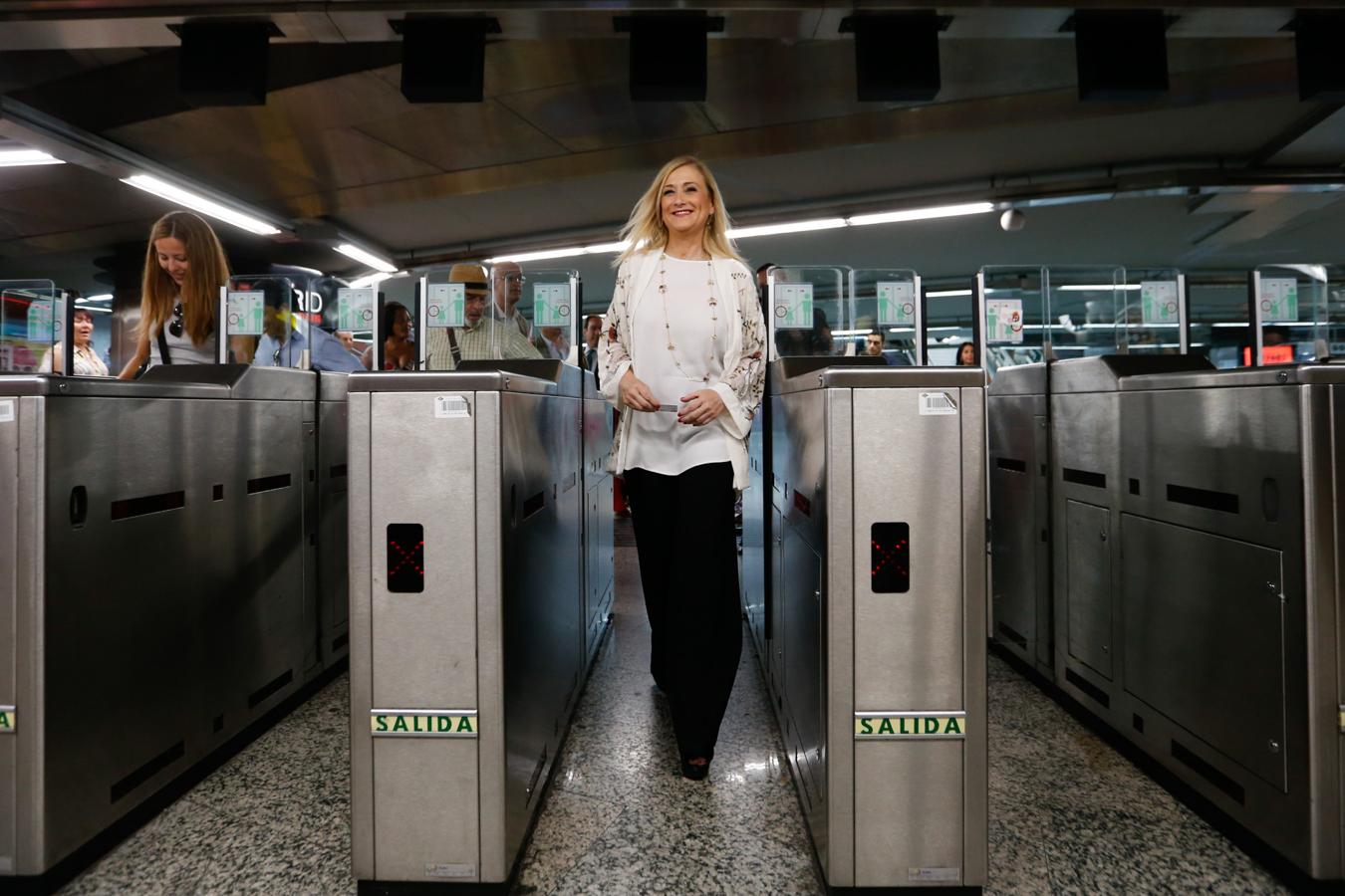 El armario de Cristina Cifuentes está lleno de kimonos (y nos gustan todos).