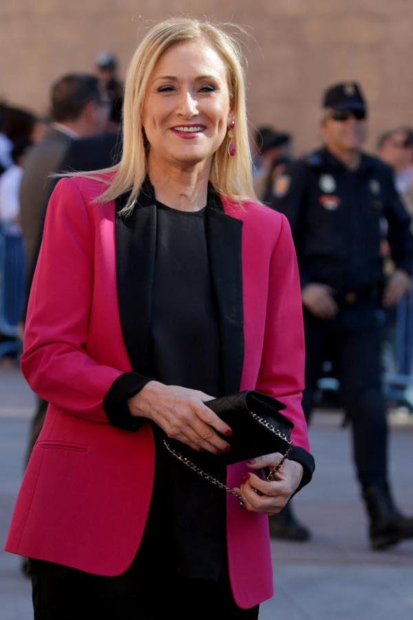 Este look 'total black' encuentra su aliado de estilo perfecto en esta blazer tipo esmoquin fucsia y el detalle de los pendientes. Impecable.