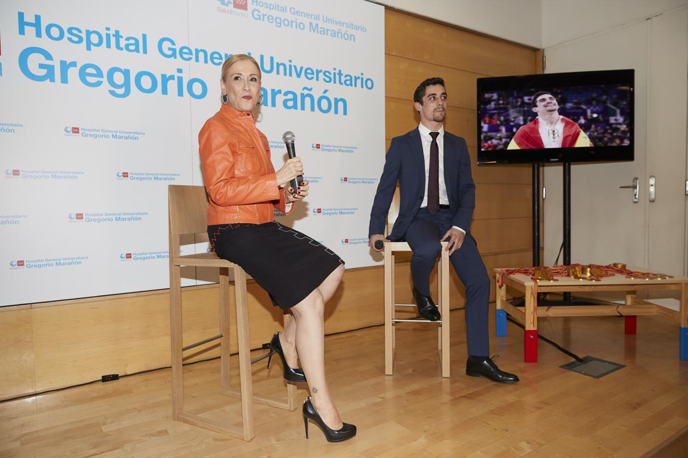 Cazadora de cuero, tatuajes, salones de plataforma, aros dorados... ¿es Cifuentes o Pilar Rubio?