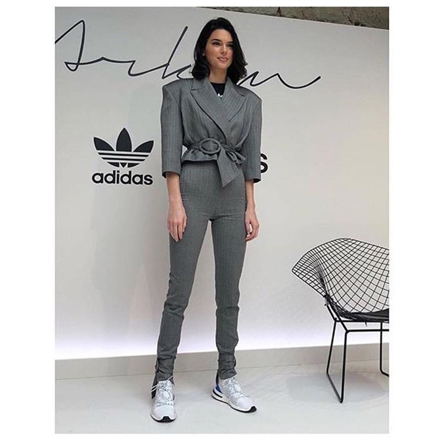 Los diseños de la española Carmen March arrasan entre las chicas más chic, entre las que está Kendal Jenner, que apostó por un dos piezas con chaqueta con hombreras XL y zapatillas Adidas.