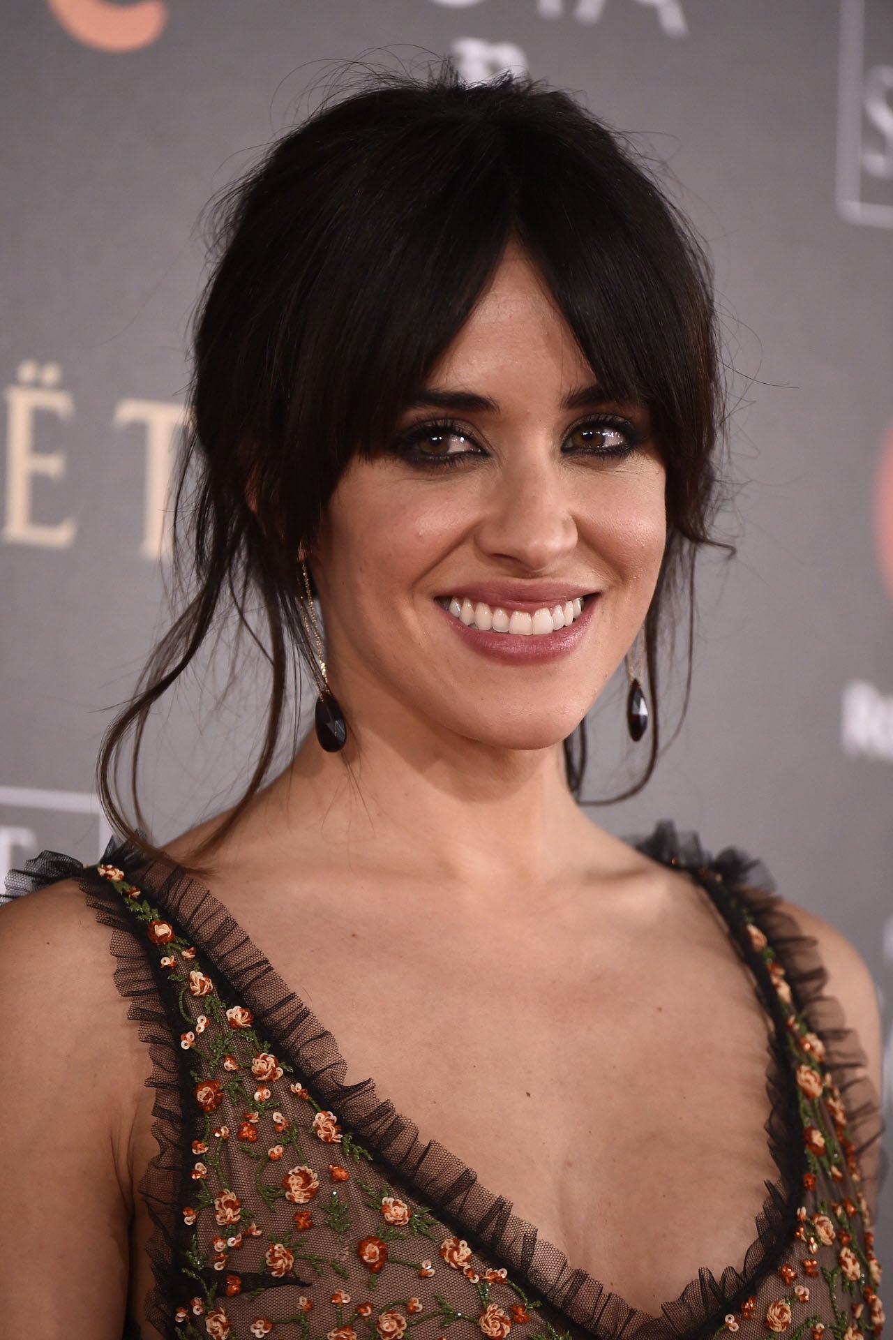 Macarena García nos inspira otro de los peinados perfectos para esta temporada de bodas, bautizos y comuniones. Un recogido flojo, con flequillo de cortina y mechones sueltos con el que conseguirás un look romántico.