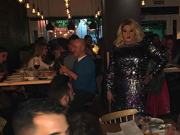 El transformista Xenon se encargó de amenizar la velada.