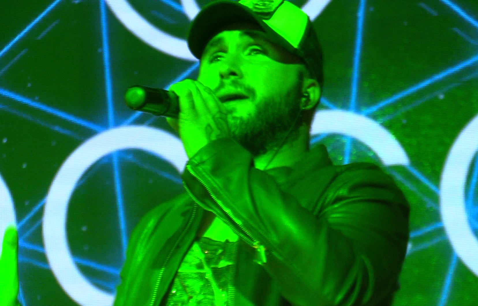 No hay duda de que para Kiko Rivera fue una gran noche. El cantante estuvo arropado por su mujer, su prima, Raquel Bollo, su amigo Rafa Mora, su tío Bernardo Pantoja. La única ausencia fue la de Chabelita, que en ese momento se encontraba en Honduras.