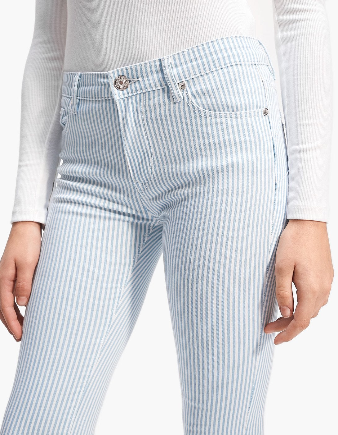 Pantalones push up con rayas de Stradivarius: 19,99 euros.