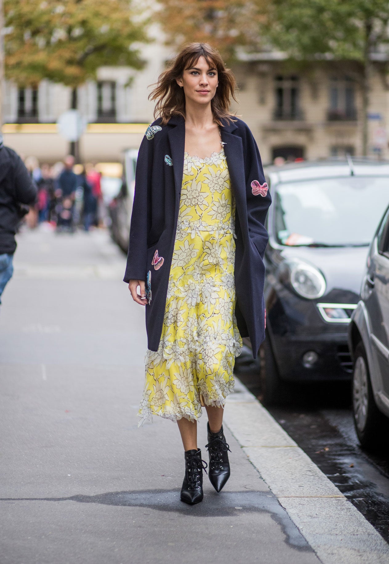 Vestido vaporoso flower power años 30 en color amarillo combinado con un abrigo masculino de corte recto y sus preciados botines negros. ¡Buena combinación!