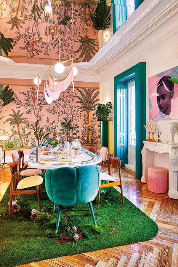 Bienvenido a la jungla: Tenemos ganas de vivero. Las búsquedas de imágenes de plantas en macetas han crecido un 782% en Pinterest y las de flores suspendidas, un 346%. En Instagram, Thejungalow tiene casi un millón de seguidores y Urban Jungle Bloggers se acercan a los 600.000. Y la mismísima Iris Apfel ha llenado de brotes su línea de decoración para Grandin Road. Arriba: Propuesta de Virginia Gash en Casa Decor, con el mundo vegetal como foco de atención.