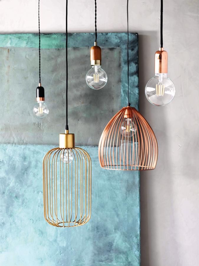 Wabi Sabi: amor por la imperfección. Tras el hygge y el método KonMary, una nueva decoterapia promete llegar a la felicidad mediante el interiorismo: wabi sabi, la filosofía japonesa que celebra la belleza de la imperfección, será el must de 2018, según la experta en tendencias de Etsy Dayna Isom Johnson. Arriba: Lámparas de la firma Room, de El Corte Inglés.