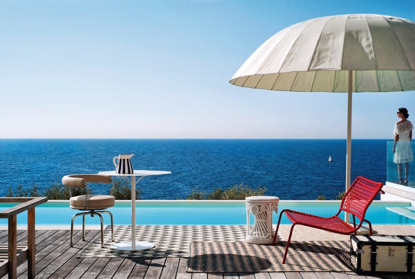 Nostalgia plástica recuerdos a todo color. El espíritu vintage de aquellos veranos mágicos junto al mar está presente en estas piezas. Bajo estas líneas, sillón LC7, creado por Charlotte Perriand para Cassina I Maestri; mesita de acero modelo Sequoia, de Erwan Péron para Roche Bobois; y, sobre ella, jarra Casa Cubista, de Le Bon Marché Rive Gauche. La alfombra Dana, en pvc trenzado, es de Pappelina. A la derecha, otomana en ratán blanco de Luxury Living Outdoor; sillón Carbon Frog de Silvera Bac; sombrilla Bistrò, que firma Paola Lenti; y baúl de Ralph Lauren Home. La alfombra, realizada en cáñamo y algodón, es de Madura.