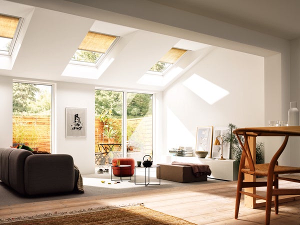 Si preguntas a cualquier interiorista a qué elemento no renunciaría nunca, esto es lo que te responderá: la luz es el material del que están hechos los sueños decorativos. A sus beneficiosos efectos en nuestro estado de ánimo y en el consumo eléctrico se suma su fotogenia, valor en alza en la era de Instagram. Para lograr esos interiores inundados de luz, la clave está en jugar con espejos, pinturas blancas y ventanas estratégicas. Arriba: Espacio decorado por Velux, que privilegia la luz natural por medio de ventanas y cristaleras y paredes blancas.