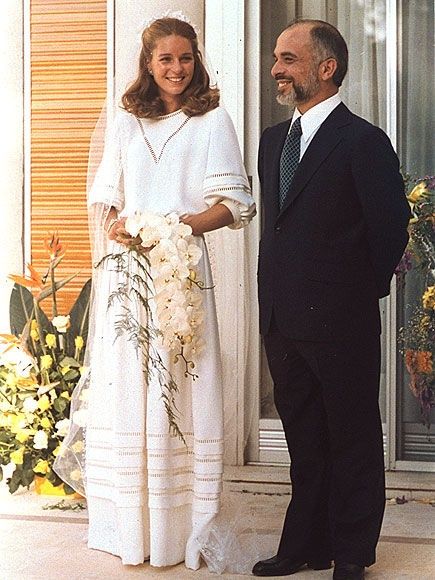 El espíritu hippy de los años 70 está magistralmente representado en el vestido de novia de Lisa Halaby, la reina Noor de Jordania, cuarta esposa del rey Hussein.Firmado por el 'atelier' de Cristian Dior y confeccionado en crepe de seda blanco, está adornado por varias vainicas en escote, mangas y falda. Para remarcar la voluntad de sencillez, la novia lo acompañó por un simple velo de tul con media diadema de flores blancas, brazalete de diamantes y un precioso ramo de orquídeas blancas.