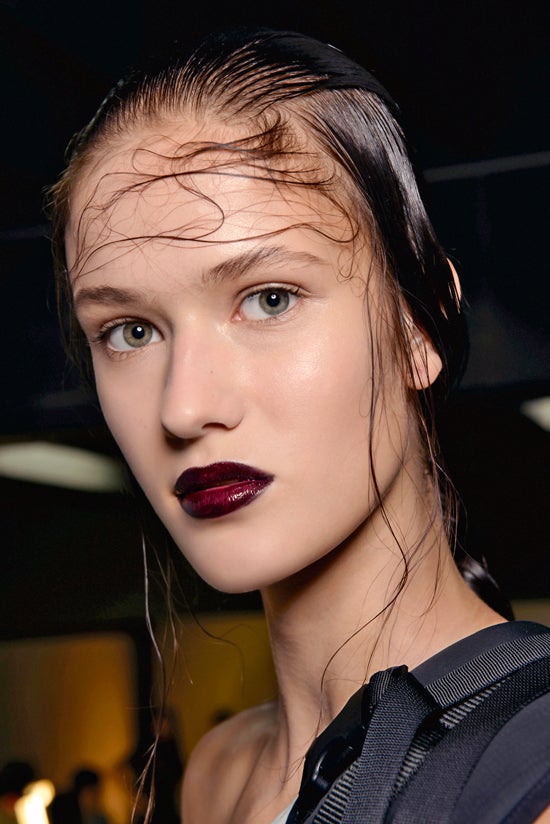 Las tonalidades de "burgundy" se resisten a dejar paso a los tonos claros. Desfile: YANG LI.