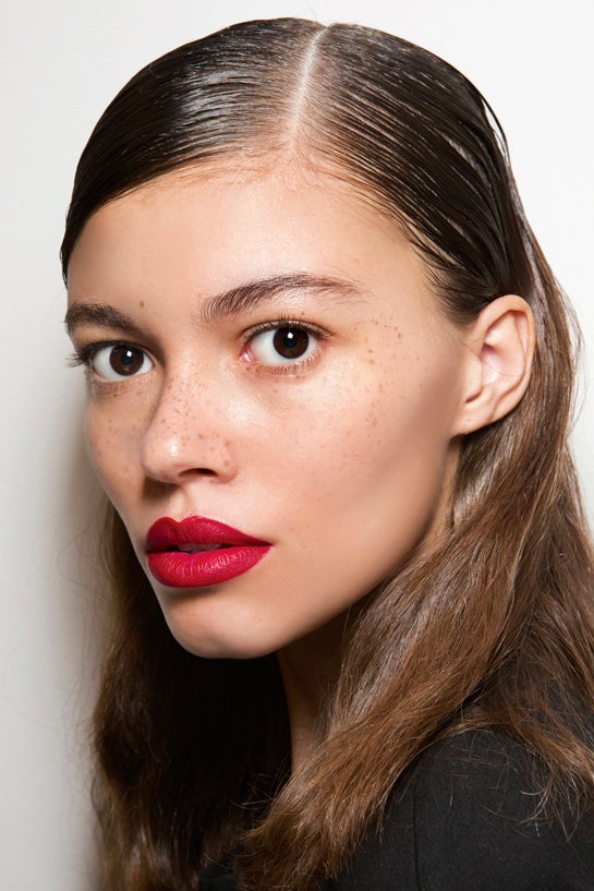 El de siempre, pero más sexy que nunca en sus sombras más oscuras. Desfile: BLUMARINE.