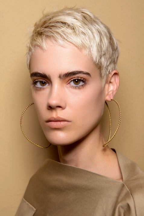 El truco para dar luz es aplicar un toque de blanco en la línea de agua. Desfile: MILA SCHON.