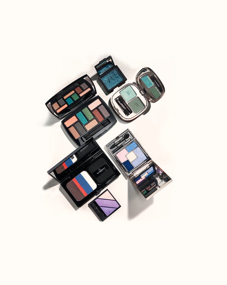 1. Single Eyeshadow en tono Tropic de Nars (25,50 euros). 2. The Eyeshadow Duo tono Laguna 150 de Dolce &amp; Gabbana (39,50 euros). 3. Les 9 Ombres Palette Édition nº 1 Affresco de Chanel (80 euros). 4. Couture Palette Collector de Yves Saint Laurent (53 euros). 5. Couture Atelier Palette 4 tonos de Givenchy (63 euros). 6. Eye Shadow Trio tono 01 Touch of Lavander, de Elizabeth Arden (22,50 euros).
