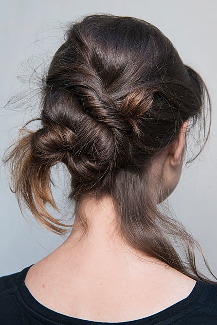 La propuesta de Luisa Beccaria pasa por un recogido casi deshecho. Para que solo se caiga del moño lo que tú quieres, una vez seco reparte por el cabello un espray texturizador.