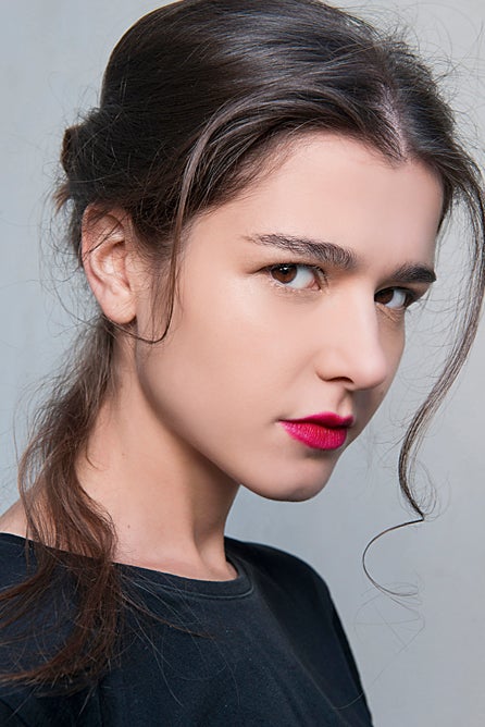 Después, separa la melena en cuatro mechones. Enrolla y recoge tres de ellos y deja el cuarto suelto. Prueba con: The Beach Waves Mist de la línea Stylista de L'Oréal Paris.