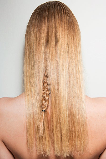 El efecto "wet" pasa a otra dimensión gracias al "look" del desfile de Laura Biagotti. Por delante, tirante con raya en medio. La sorpresa está detrás, con una trenza en las capas inferiores que asoma en su final.